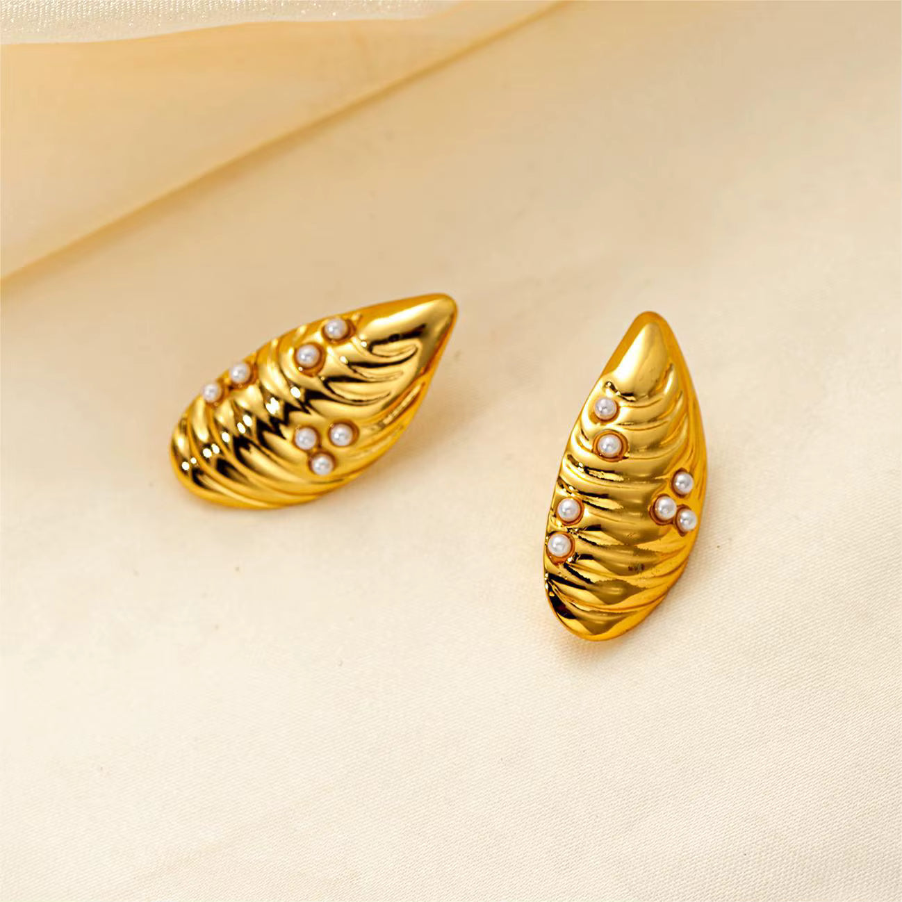 Pearl Pupa Stud