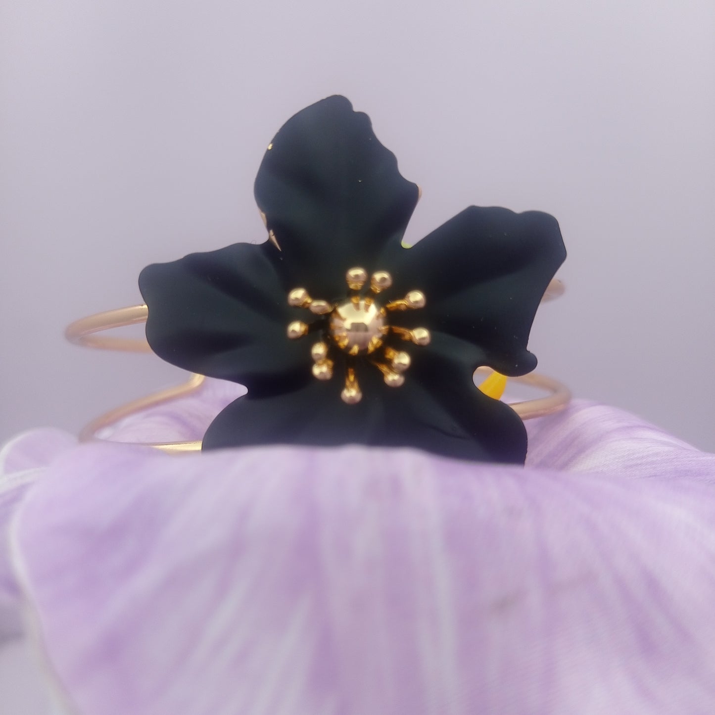 Black Daisy Bangle – Black Daisy Flower Gold-Plated Cuff Bangle