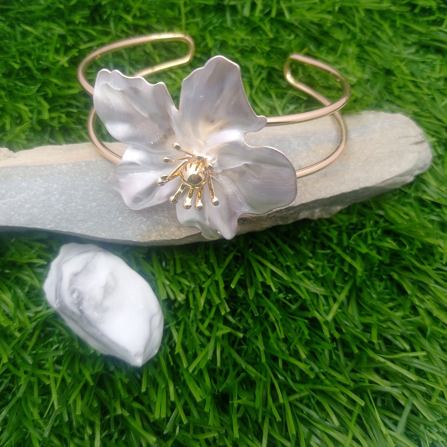 White Daisy Bangle – White Daisy Flower Gold-Plated Cuff Bangle
