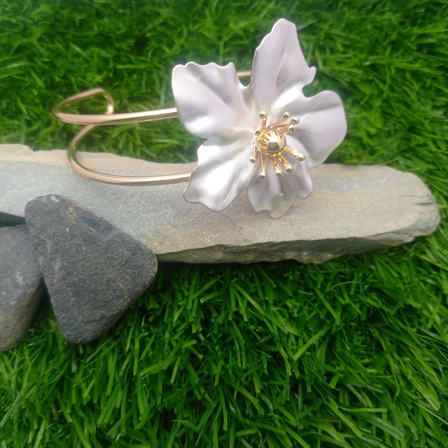 White Daisy Bangle – White Daisy Flower Gold-Plated Cuff Bangle