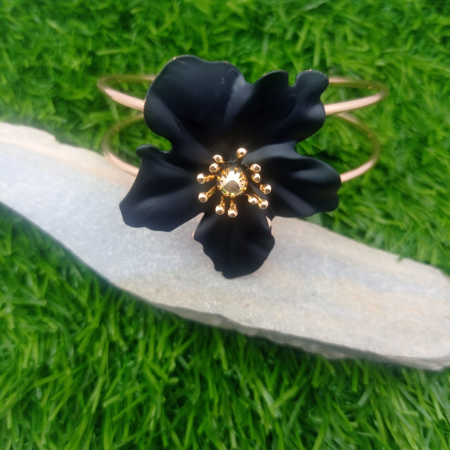 Black Daisy Bangle – Black Daisy Flower Gold-Plated Cuff Bangle