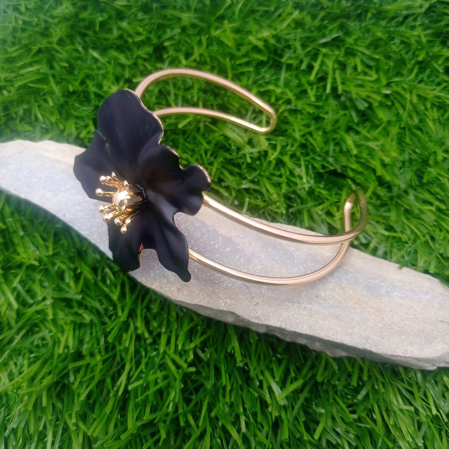 Black Daisy Bangle – Black Daisy Flower Gold-Plated Cuff Bangle