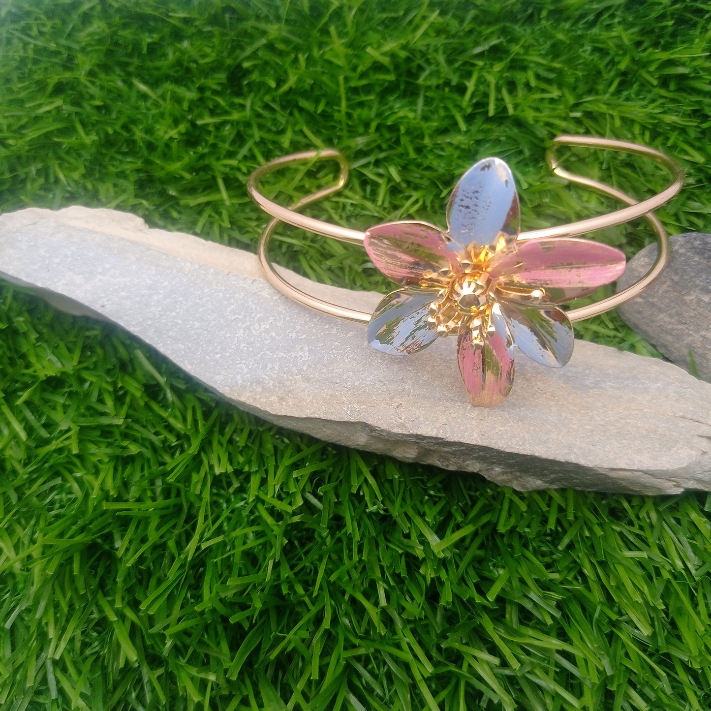 Hawaiian Flower Bangle – Hawaiian Flower Gold-Plated Cuff Bangle