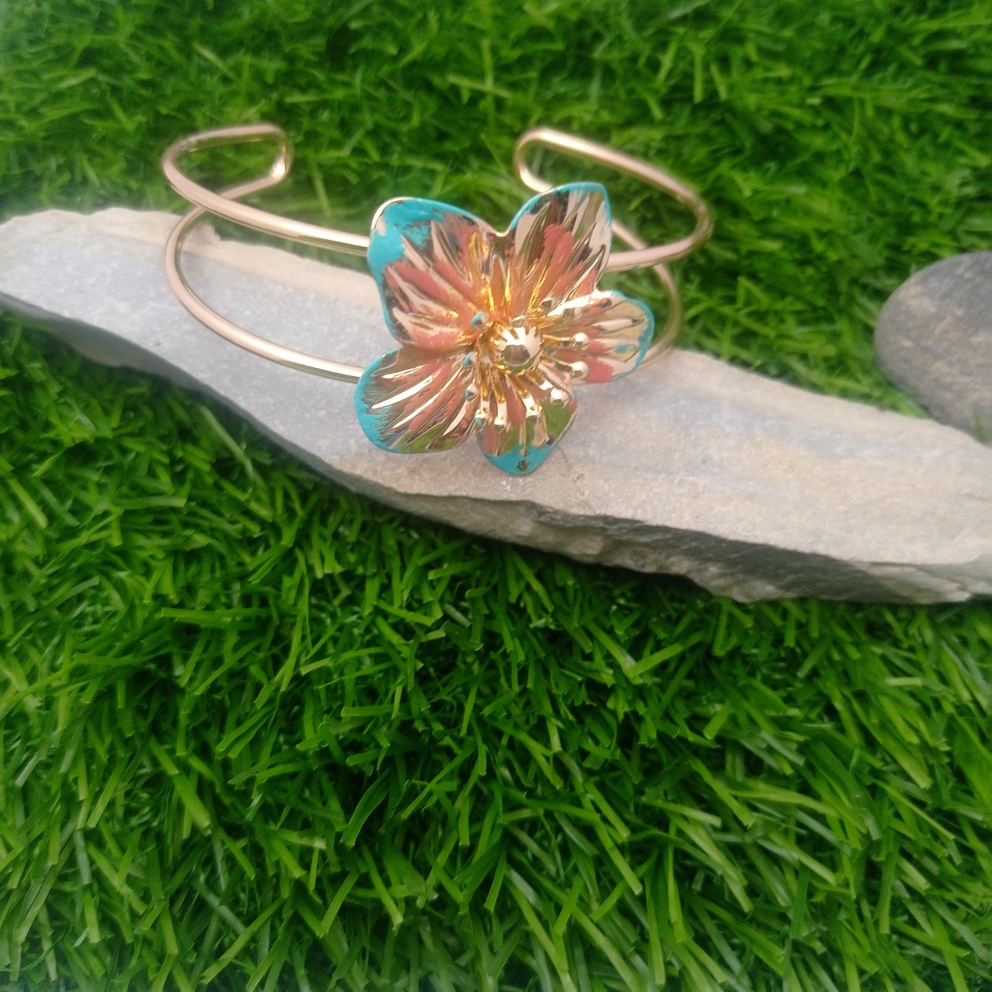 Small Daisy Bangle – Small Daisy Gold-Plated Floral Cuff Bangle
