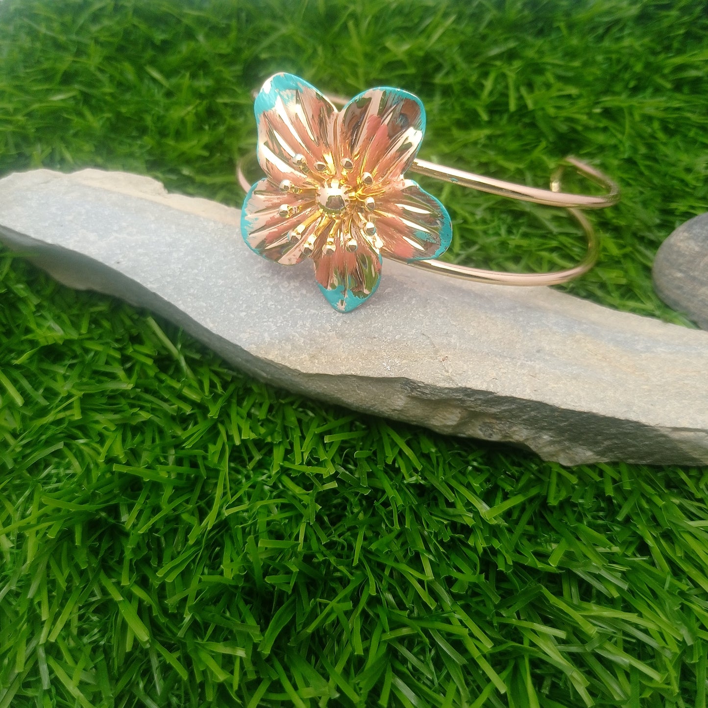 Small Daisy Bangle – Small Daisy Gold-Plated Floral Cuff Bangle