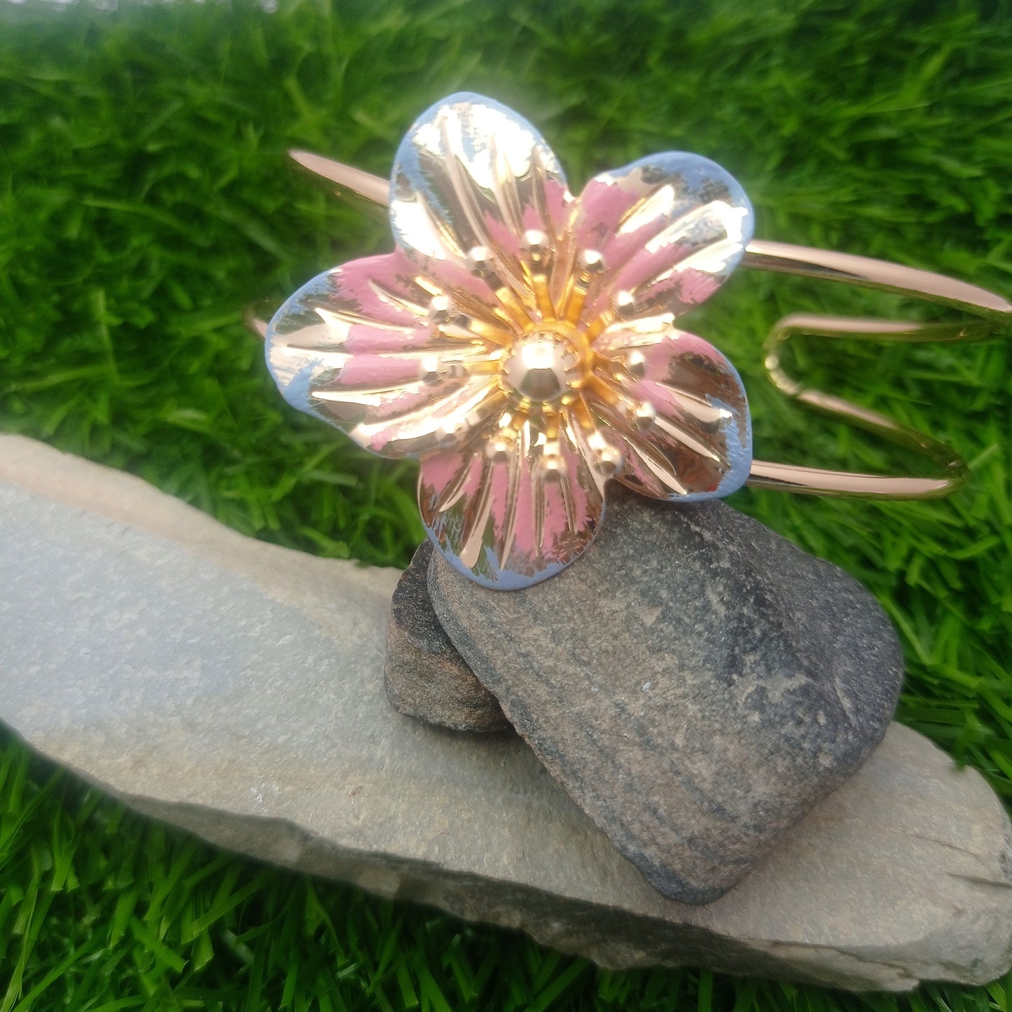 Mini Daisy Bangle – Mini Daisy Gold-Plated Flower Cuff Bangle