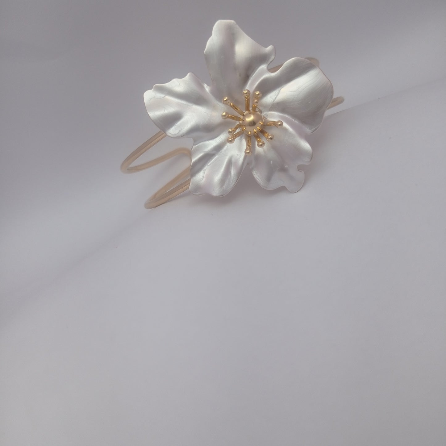 White Daisy Bangle – White Daisy Flower Gold-Plated Cuff Bangle