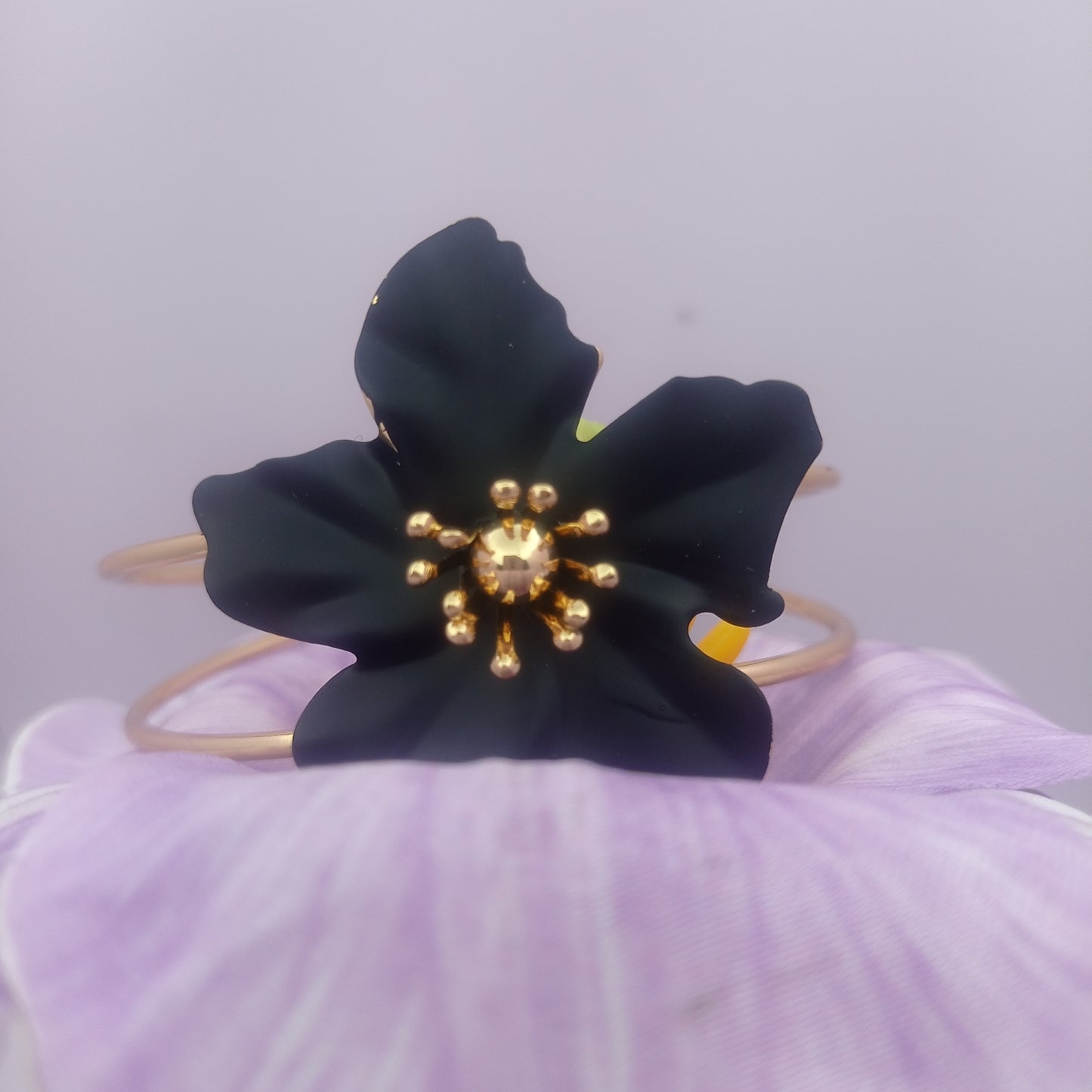 Black Daisy Bangle – Black Daisy Flower Gold-Plated Cuff Bangle